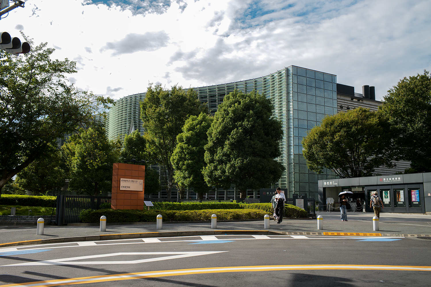 Summicron 35mm F2で撮影した国立新美術館の外観（ズミクロン35mmF2作例）