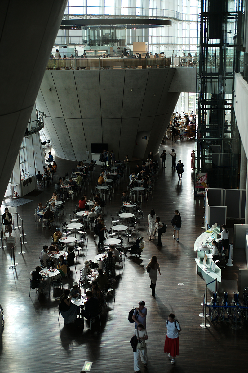 Summicron 35mm F2で撮影した国立新美術館の外観（ズミクロン35mmF2作例）