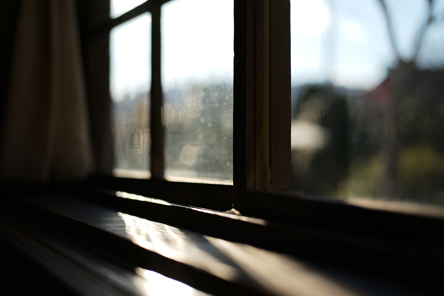 冬の木漏れ日が差し込む厩宿の窓辺 — summilux50mm F1.4 × Leica M10