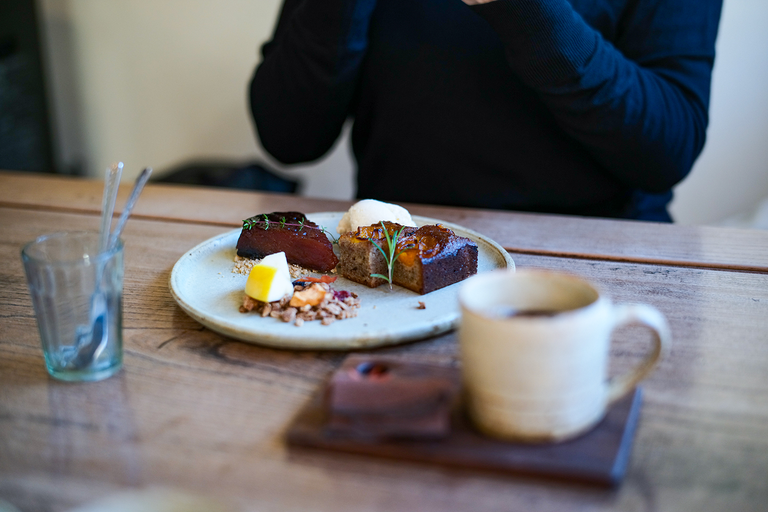 ヴィーガンスイーツと器のテーブルフォト —厩宿-umayado