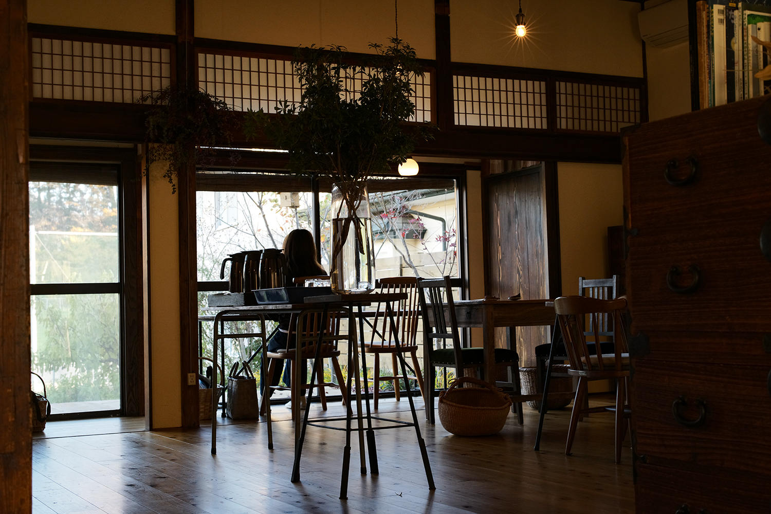 ランプの柔らかい光に包まれた厩宿店内 — summilux50mm F1.4描写