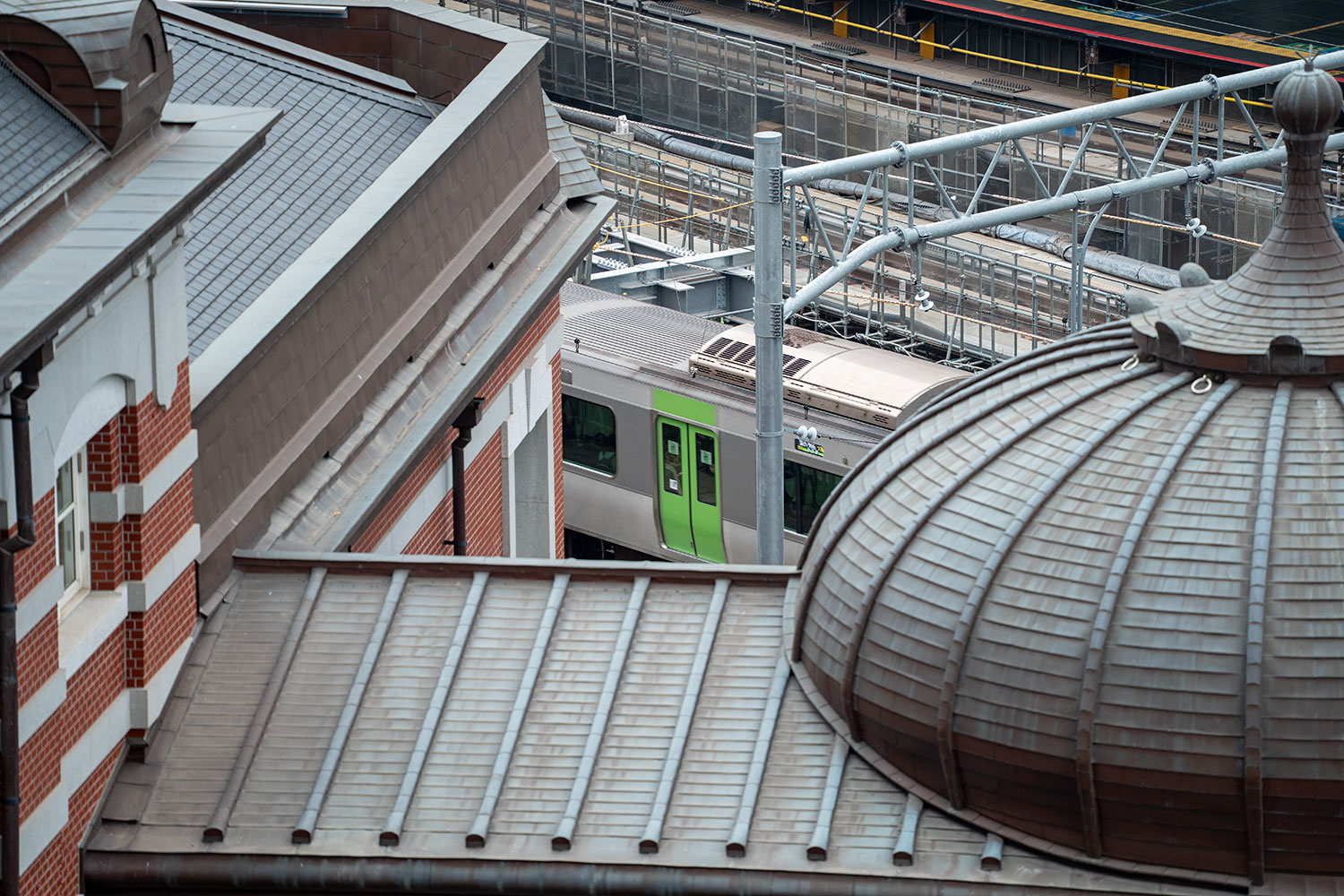 KITTE屋上から見た東京駅と線路