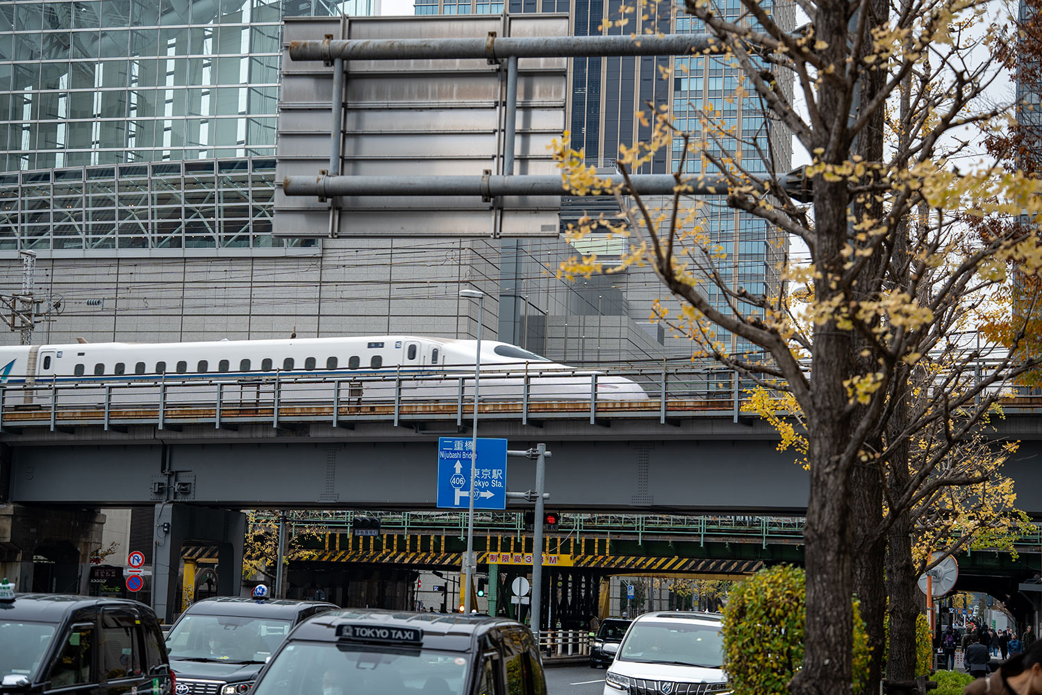 新橋付近を走る新幹線の望遠カット
