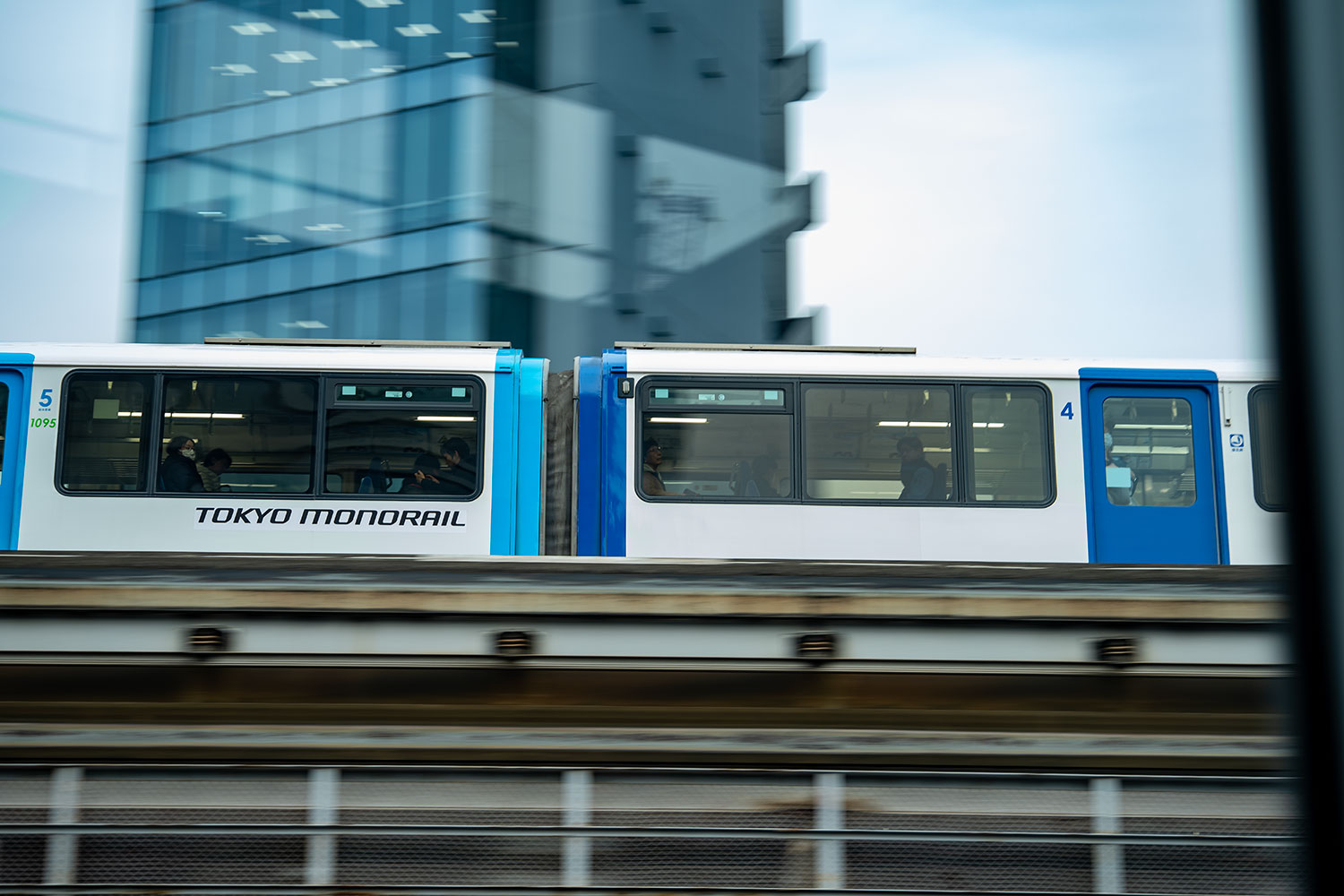 浜松町で撮影した東京モノレール